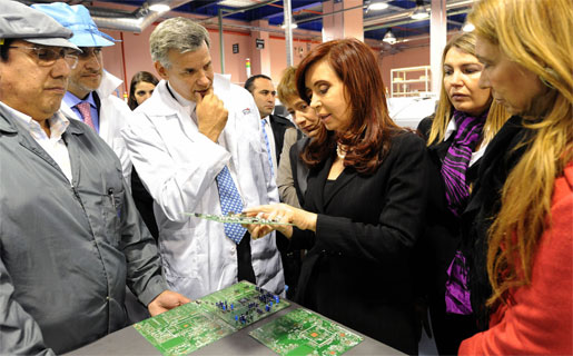 La presidente Cristina Fernández (centro) y la ministra de Industria Débora Giorgi (derecha) en la visita a una planta de BGH en Tierra del Fuego.