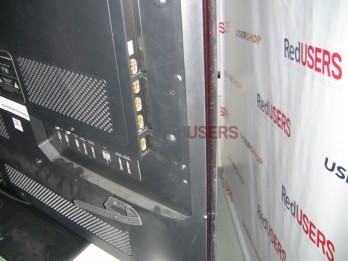 Aquí se ven los 5 conectores HDMI y el puerto USB, que reproduce películas en formatos RM/RMVB, XVID; MPG2, MPG4