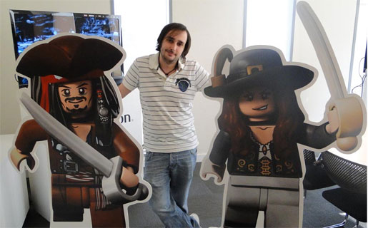 Philip Ring, productor de LEGO: Pirates of the Caribbean, junto a los protagonistas del videojuego (Crédito de la imagen: livingps3.com)