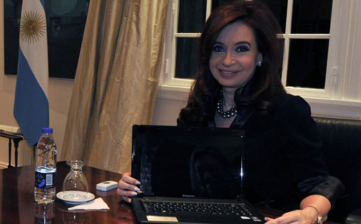 Cristina Kirchner con la primera Lenovo hecha en la Argentina: una G-470.