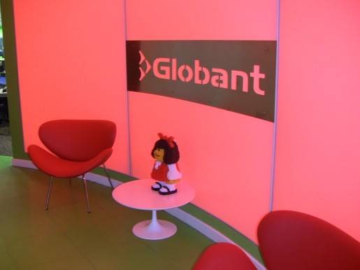 En la entrada de Globant, nos recibe una Mafalda (clásico personaje argentino) realizada en ladrillos de Lego.