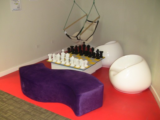 Una de las salas de relax. En este caso, cuenta con un tablero de ajedrez gigante.