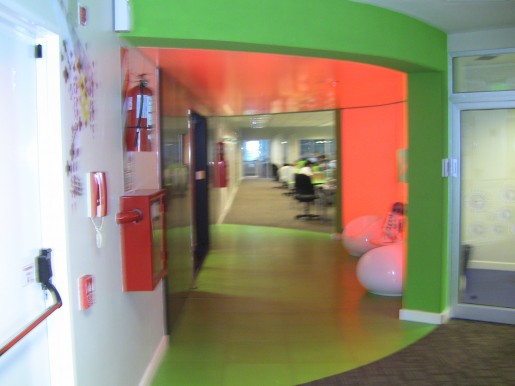 Este largo y colorido pasillo comunica las diferentes oficinas de la empresa.