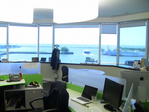 Todas las oficinas tienen una imponente vista a Puerto Madero.