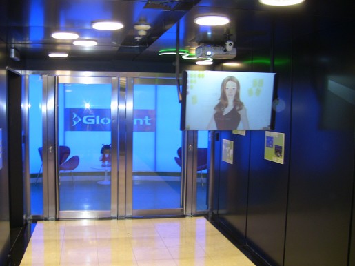Este es el ingreso a las oficinas de Globant. Junto a los ascensores, nos recibe una recepcionista virtual.