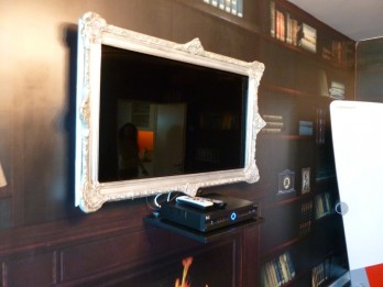 El televisor que fue enmarcado en un cuadro estilo frances antiguo.