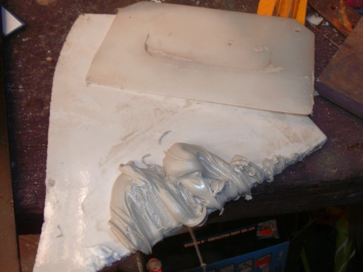 Debemos preparar la masilla sobre una superficie lisa y sin poros, como un azulejo Debemos preparar la masilla sobre una superficie lisa y sin poros, como un azulejo
