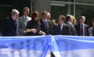 Cristina Kirchner junto a su compañero de fórmula, Amado Boudou (centro), y el ministro de Ciencia y Tecnología, Lino Baraño (derecha), cortando la cinta que inauguraba el Ministerio.