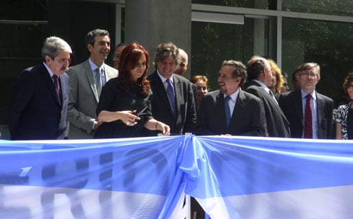 Cristina Kirchner junto a su compañero de fórmula, Amado Boudou (centro), y el ministro de Ciencia y Tecnología, Lino Baraño (derecha), cortando la cinta que inauguraba el Ministerio.