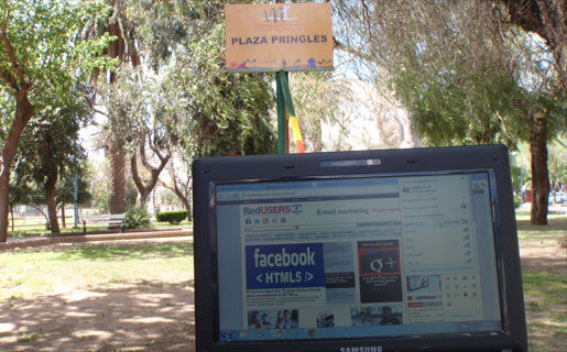 Sacamos la netbook en la Plaza Pringles de San Luis y testeamos la conexión en la capital puntana.