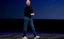 Polera negra de Issey Miyake, Jeans Levi's y zapatillas New Balance color gris: las claves del tradicional uniforme de Steve Jobs.