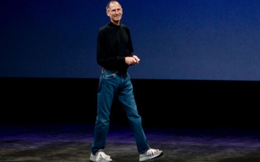 Polera negra de Issey Miyake, Jeans Levi's y zapatillas New Balance color gris: las claves del tradicional uniforme de Steve Jobs.