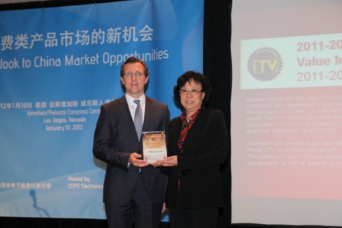 La Sra. Yu Shumin, presidente del Grupo Hisense y altos funcionarios del Ministerio de Industria y Tecnología de la Información de China, asistieron a la ceremonia.