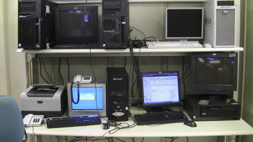 La información puede ser accedida remotamente. Pero las tareas de mantenimiento se puede realizar desde estas PC ubicadas dentro de la sala cofre. La información puede ser accedida remotamente. Pero las tareas de mantenimiento se puede realizar desde estas PC ubicadas dentro de la sala cofre.