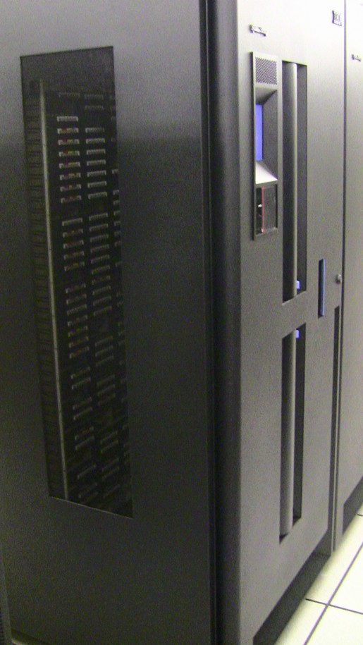 La "biblioteca" de backups, donde se almacenan los cartuchos para que sean manipulados por un brazo robot. La "biblioteca" de backups, donde se almacenan los cartuchos para que sean manipulados por un brazo robot.