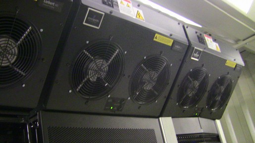 Las partes traseras de los servidores de una hilera apuntan hacia la parte trasera de los servidores de la hilera siguiente. Allí apuntan los sistemas de refrigeración. Las partes traseras de los servidores de una hilera apuntan hacia la parte trasera de los servidores de la hilera siguiente. Allí apuntan los sistemas de refrigeración.
