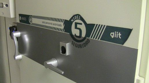 La última puerta nos lleva al salón cofre propiamente dicho. La autenticación se realiza por control biométrico (huella digital) y contraseña numérica. La última puerta nos lleva al salón cofre propiamente dicho. La autenticación se realiza por control biométrico (huella digital) y contraseña numérica.