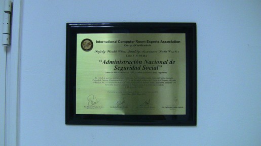 Antes de ingresar nos topamos con una placa que certifica el cumplimiento de los estándares de seguridad. Antes de ingresar nos topamos con una placa que certifica el cumplimiento de los estándares de seguridad.