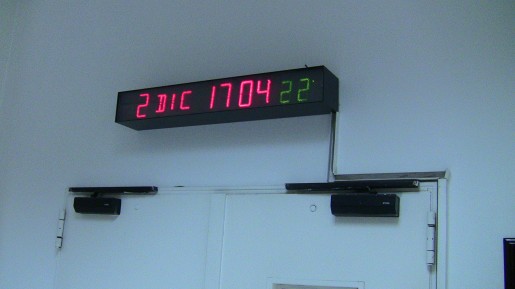 La puerta que antecede al salón cofre muestra el día y el horario, para que el personal autorizado firme la planilla de ingreso. La puerta que antecede al salón cofre muestra el día y el horario, para que el personal autorizado firme la planilla de ingreso.