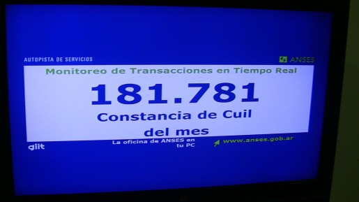 Al salir de la Anses, vemos que arriba de la puerta del ascesor hay un monitor con estadísticas. En sólo dos días se solicitaron 181.781 constancias de CUIL. Al salir de la Anses, vemos que arriba de la puerta del ascesor hay un monitor con estadísticas. En sólo dos días se solicitaron 181.781 constancias de CUIL.