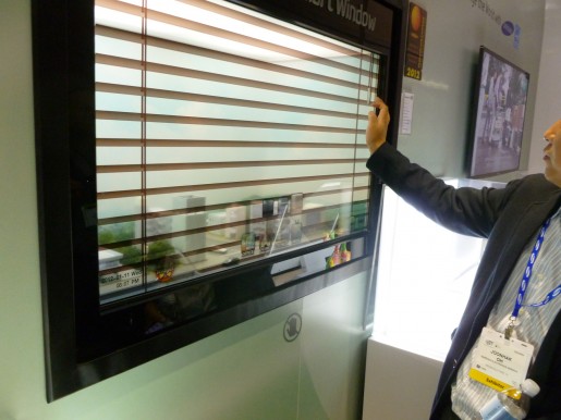 Otra imagen de la pantalla transparente de Samsung, haciendo un efecto de persiana para oscurecerla. Otra imagen de la pantalla transparente de Samsung, haciendo un efecto de persiana para oscurecerla.