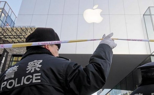 La policía tuvo que acordonar las tiendas Apple para contener los tumultos
