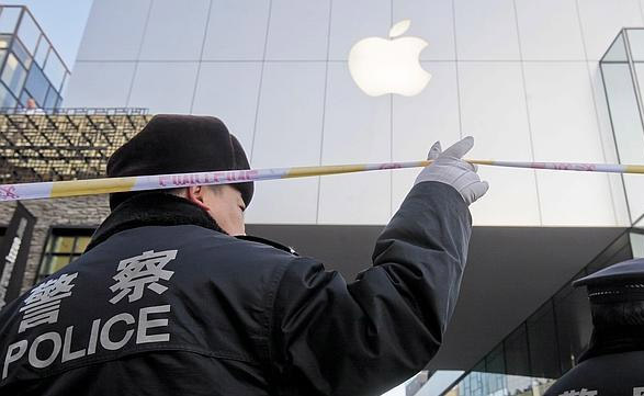 La policía tuvo que acordonar las tiendas Apple para contener los tumultos