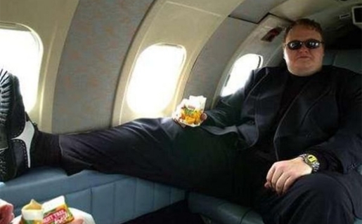 Kim DotCom, viajando plácidamente desde Nueva Zelanda a Hong Kong.