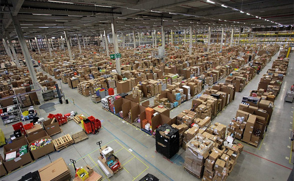 Un típico depósito de Amazon: miles de metros cuadrados, todo automatizado, casi no se ve gente.