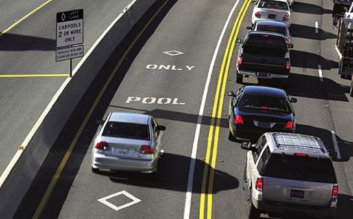 En EE.UU. promocionan el carpooling con carriles exclusivos en autopistas para autos que tengan dos o más ocupantes.