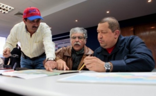 De Vido (centro) y Chávez (derecha) ultimando los detalles de la implementación de la TV Digital.