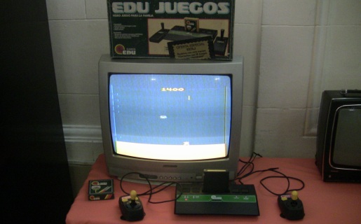 El Edu Juegos, el clon de Atari 2600 más popular de la Argentina y uno de los equipos de la muestra.