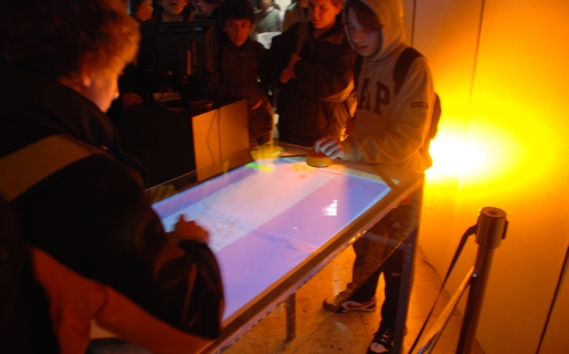 Chicos jugando con uno de los proyectos de TIC Experience.
