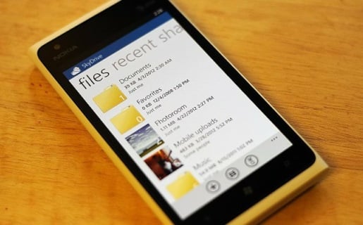 SkyDrive viene integrado por defecto en Windows Phone, aunque existe una versión para iOS.