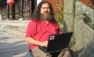 Como ya es costumbre, Stallman apuntó contra sus blancos favoritos: Apple y Microsoft.