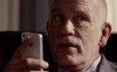 John Malkovich, Zooey Claire Deschanel y Samuel L. Jackson participaron de las publicidades de Siri. ¿Google también contratará famosos para promocionar su alternativa?