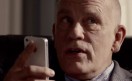 John Malkovich, Zooey Claire Deschanel y Samuel L. Jackson participaron de las publicidades de Siri. ¿Google también contratará famosos para promocionar su alternativa?