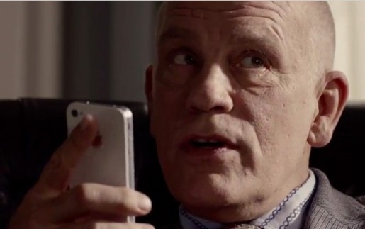 John Malkovich, Zooey Claire Deschanel y Samuel L. Jackson participaron de las publicidades de Siri. ¿Google también contratará famosos para promocionar su alternativa?