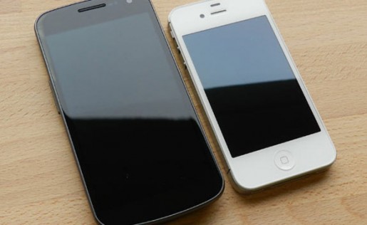 El Galaxy Nexus (izq) y el iPhone 4S. Al primero los estadounidenses sólo podrán verlo en fotos, mientras otro tribunal no opine lo contrario.