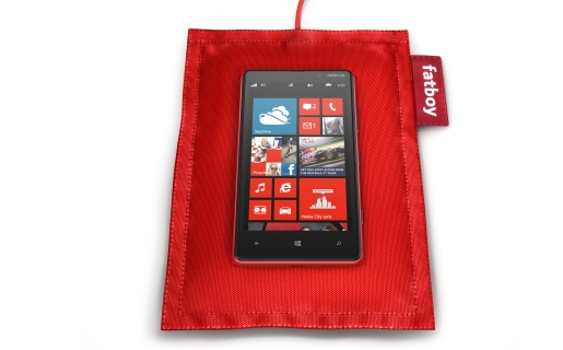 El Lumia 820 también incluirá chip NFC y cargará su batería sin conectarlo un cable sino apoyándolo en el cargador.