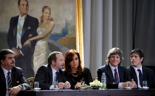 Cristina Fernández, junto a Martín Sabatella (derecha), durante la cadena que recordó los tres años de la sanción de la Ley de Medios.