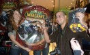 Un feliz ganador de una remera de “Mists of Pandaria” muestra su premio