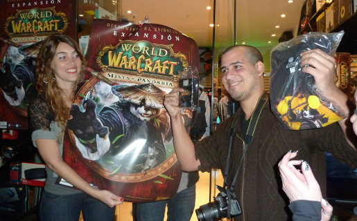 Un feliz ganador de una remera de “Mists of Pandaria” muestra su premio