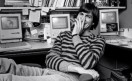 El video incluye fotos en blanco y negro de Steve Jobs, y algunas frases que lo recuerdan.