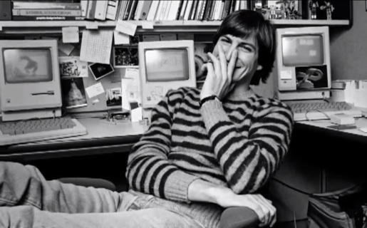 El video incluye fotos en blanco y negro de Steve Jobs, y algunas frases que lo recuerdan.