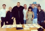 DotCom (tercero, desde la izquierda) firmando el acuerdo de acciones de Mega. La foto la publicó en su Instagram.
