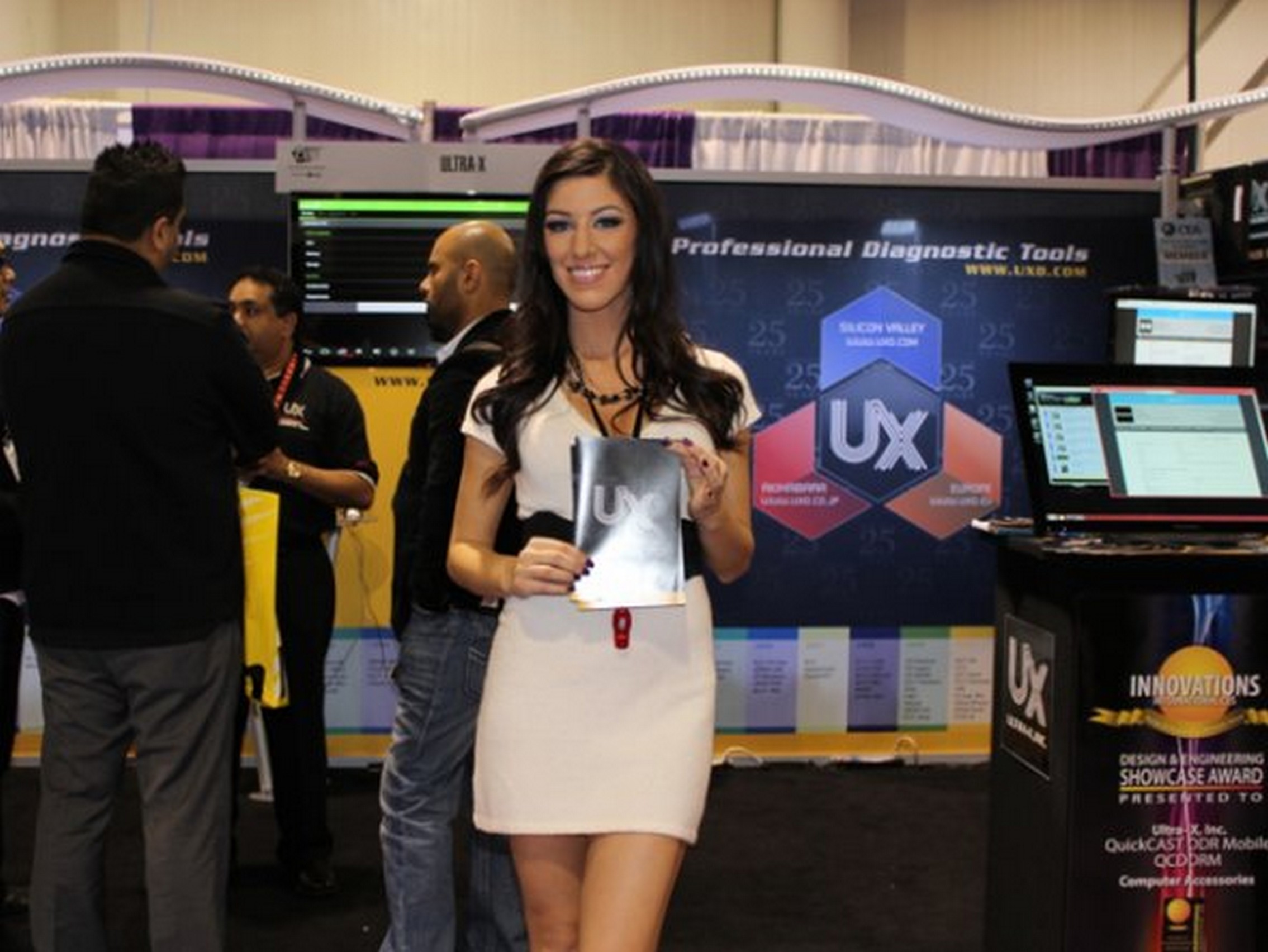 CES2013-boothbabes0025