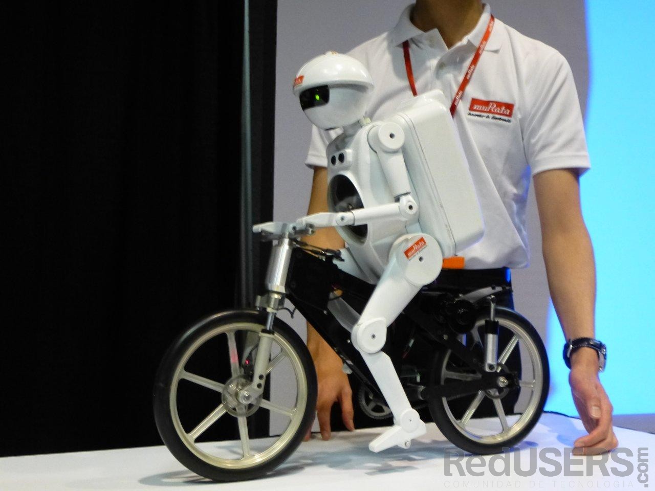 "Murata Boy" el robot que puede andar en bicicleta mostrado por CEATEC japan