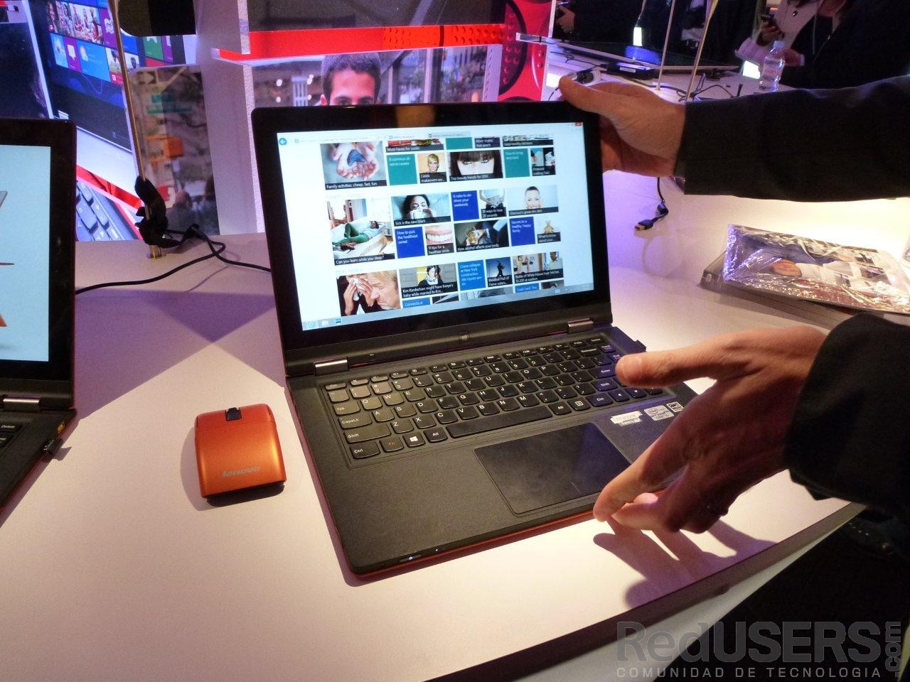 La IdeaPad Yoga 11S, otra de las atracciones del booth de Lenovo