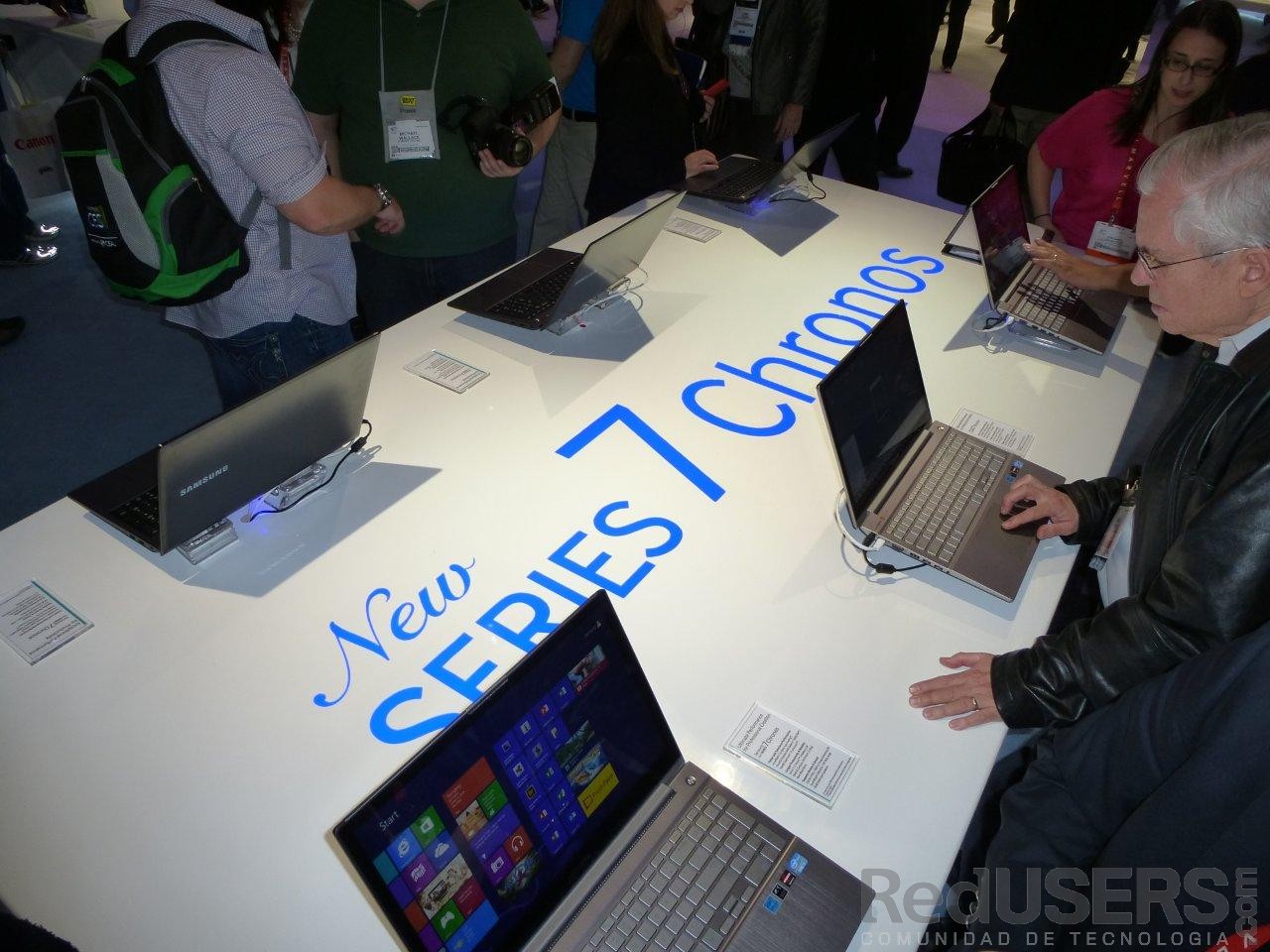 Los asistentes prueban las Ultrabook de Samsung Los asistentes prueban las Ultrabook de Samsung
